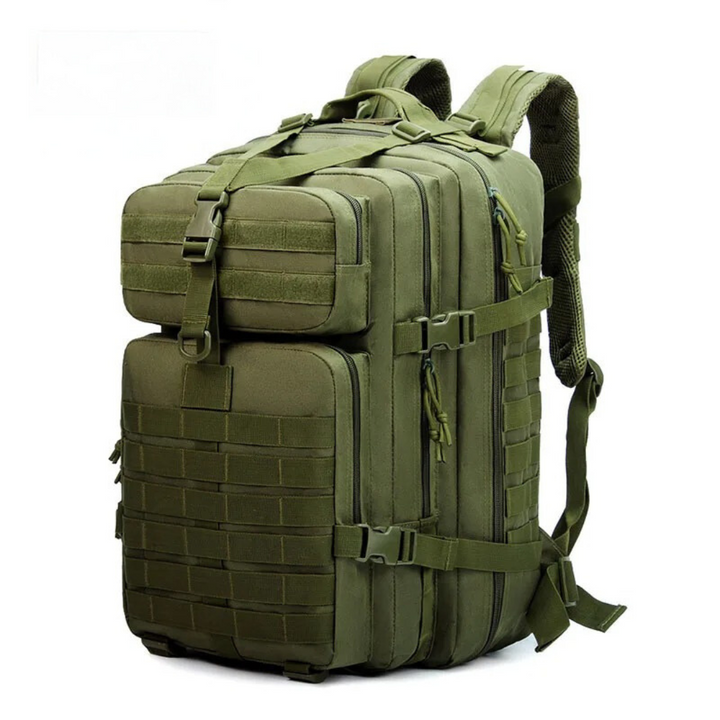 Close-up van de beige waterdichte tactische rugzak met functionele vakken voor outdoor gear.