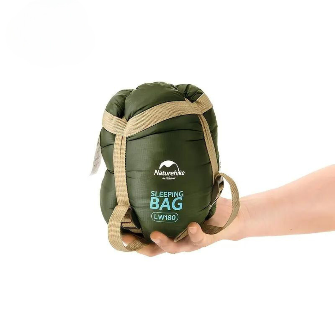 Groene lichtgewicht compacte slaapzak, ideaal voor outdoor kamperen en wandelen. Gemakkelijk mee te nemen op reis.