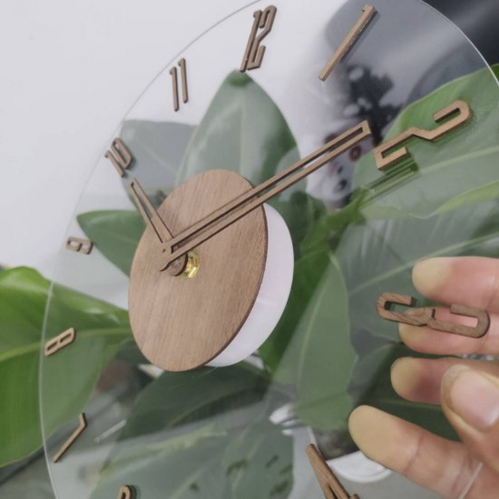 Elegante wandklok met geruisloos uurwerk, ideaal voor een rustige kantooromgeving.