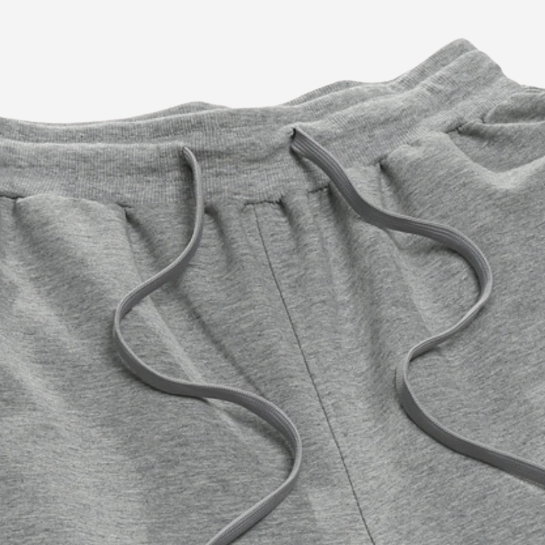 Praktische Hoymans heren joggingbroek. Comfortabel, duurzaam polyester. Perfect voor sport, relaxen of casual dragen.