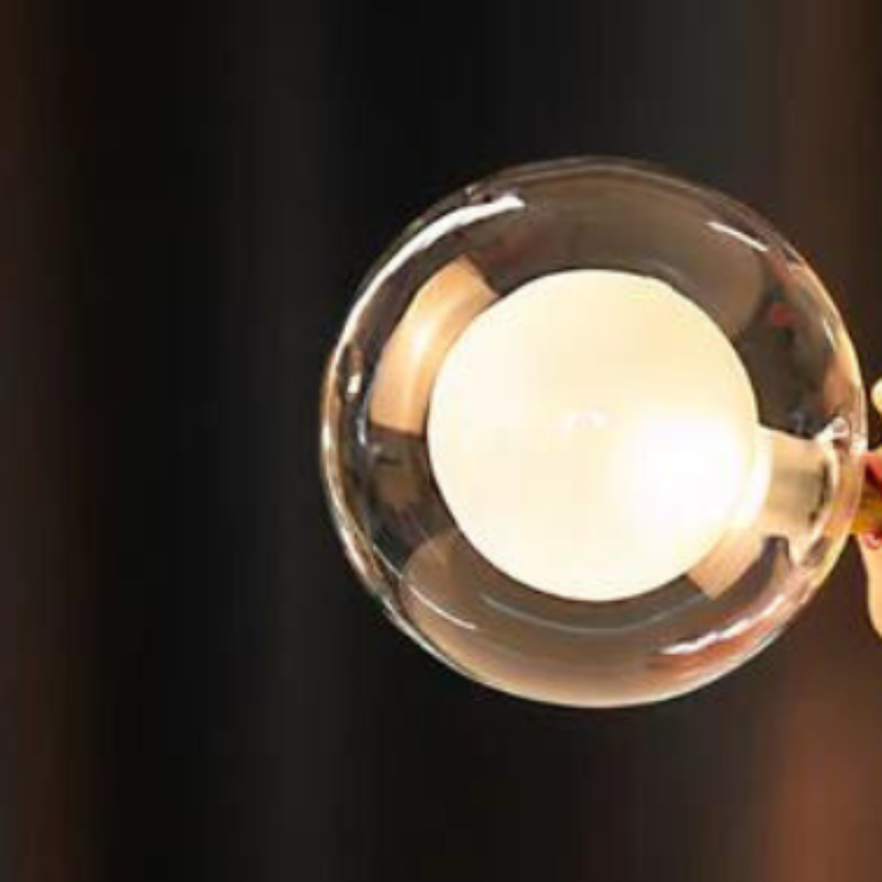 Artistieke handgemaakte tafellamp, een uniek kunstwerk dat licht en stijl toevoegt aan huis.