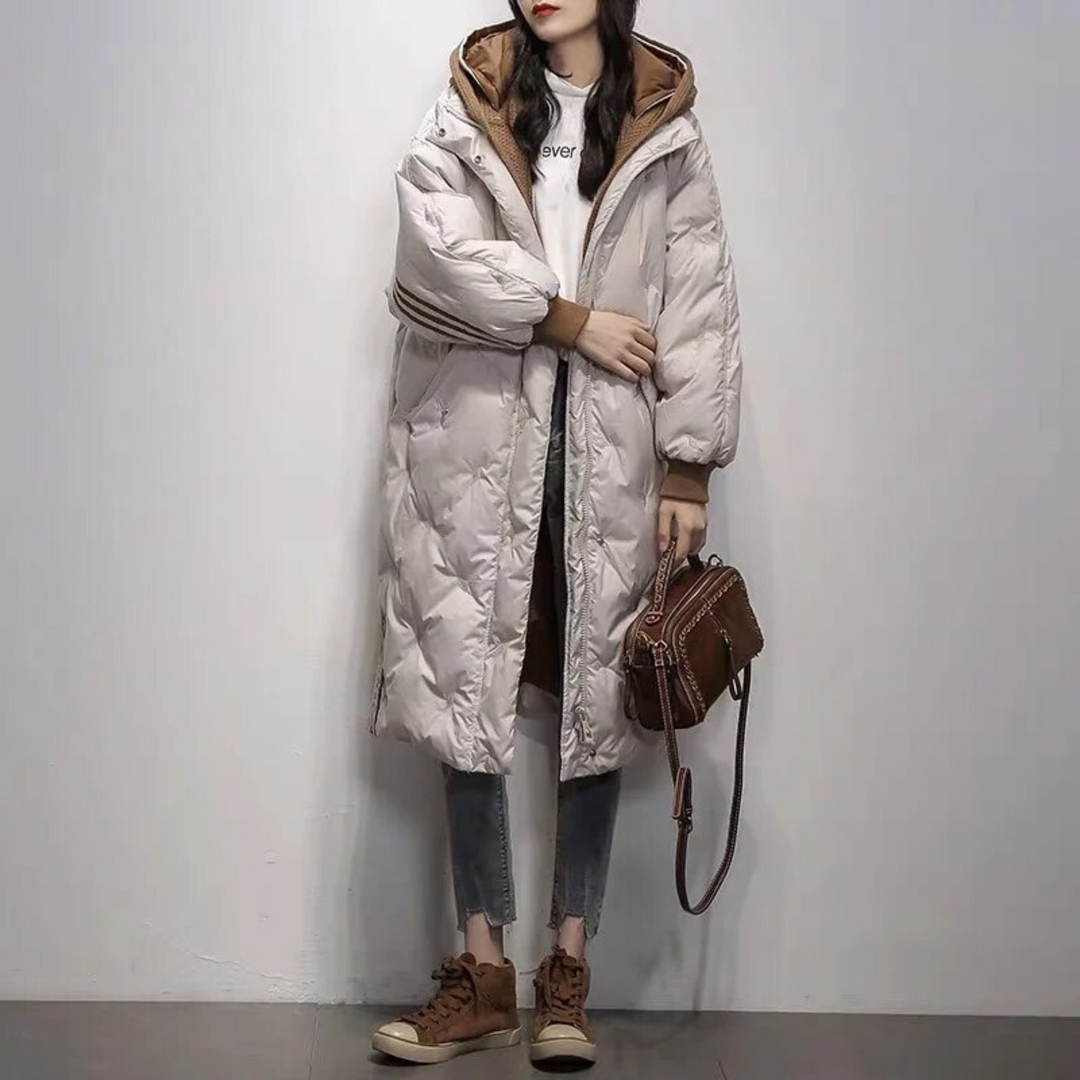 Comfortabele warme damesjas, lange gevoerde winterjas ideaal voor koude winterdagen. Elegante bovenkleding.