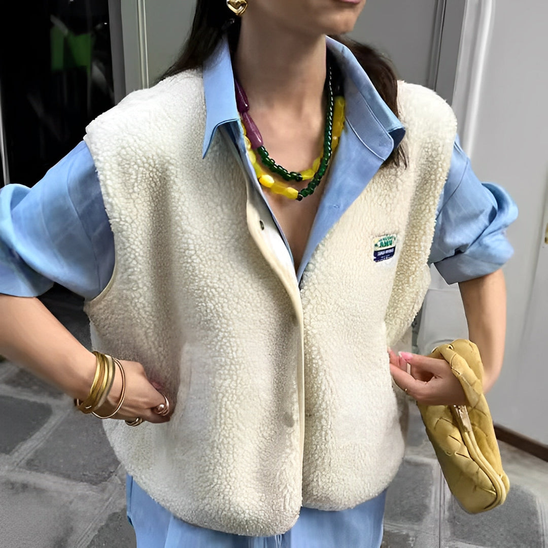 Zwart dames gilet Claudia, mouwloos en comfortabel. Ideaal laagjesvest voor lente en zomer. Open voorpand design.