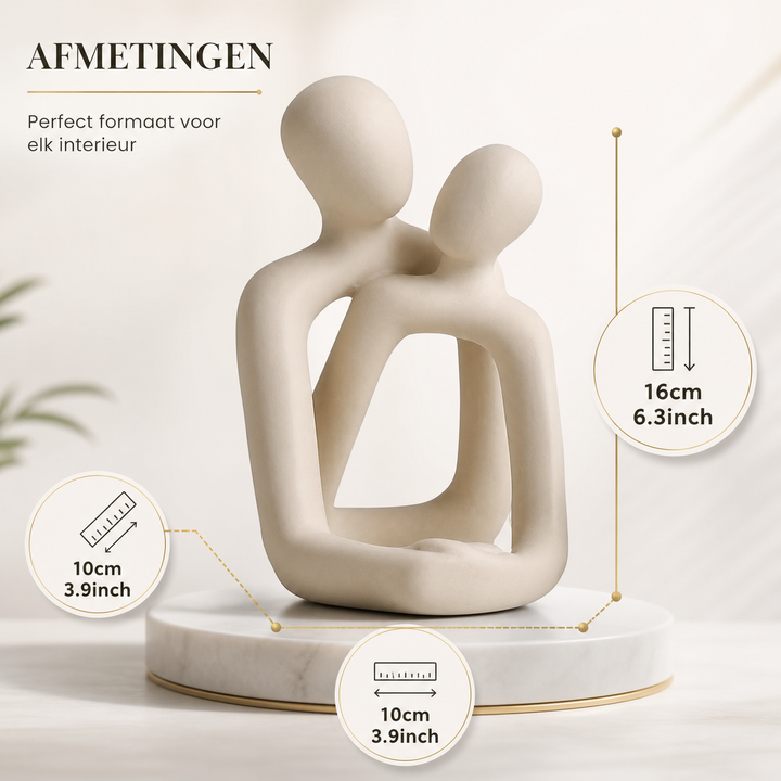 Beeldje van een omhelzend koppel, stralend van liefde en verbondenheid. Perfect decoratief sculptuur en betekenisvol cadeau.