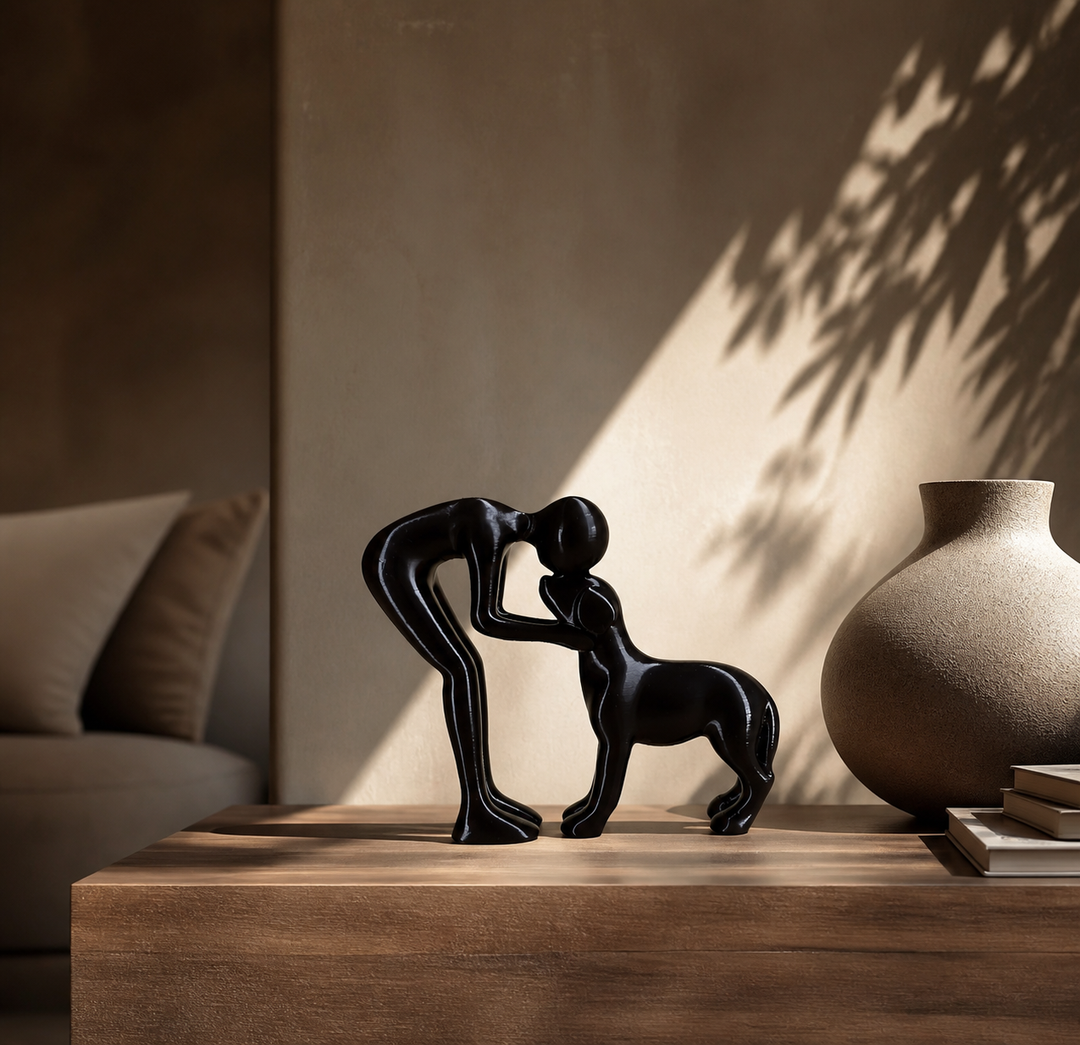 Verbindingssymbool: abstract beeldje van mens en huisdier. Liefdevol ornament voor een warm en persoonlijk interieur.