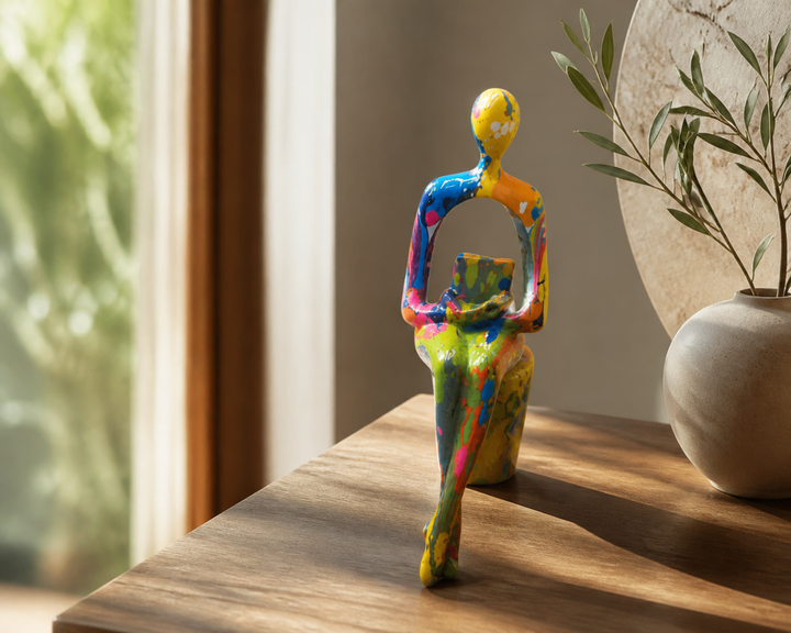 Eigentijds design interieuraccessoires: set van abstracte, kleurrijke decoratieve beeldjes. Stijlvolle aanvulling.