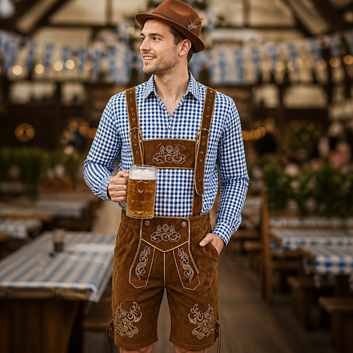 Close-up van geborduurde Lederhose en geruite blouse van compleet heren Oktoberfest kostuum voor een themafeest.