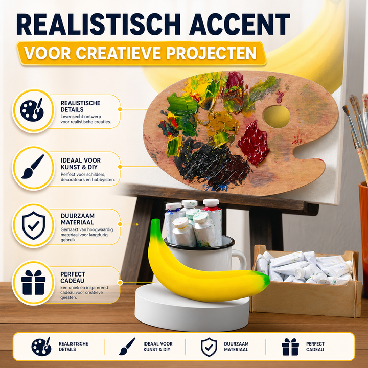 Hand knijpt in een gele banaan squishy stressbal, toont de zachtheid en flexibiliteit van het friemelspeelgoed.