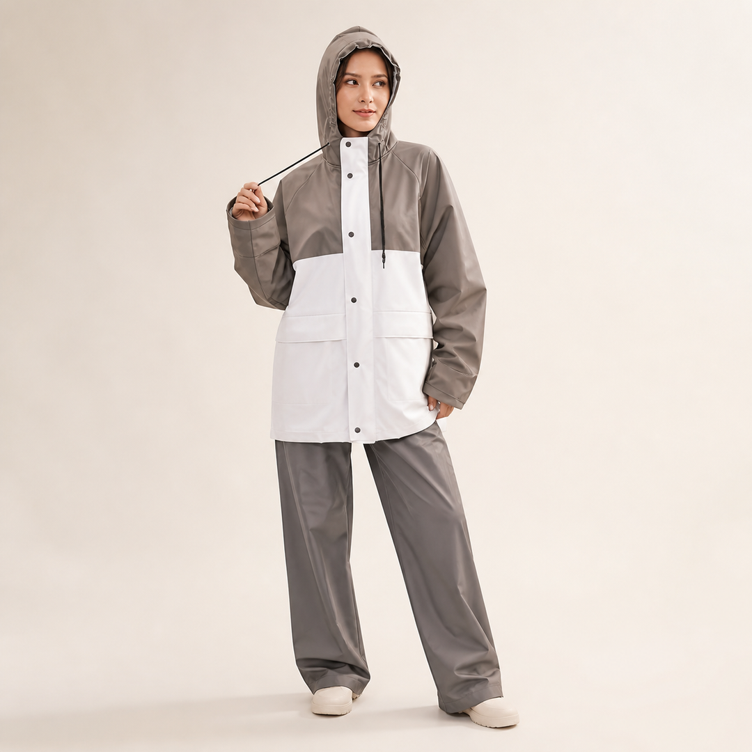 Waterdicht outdoor regenpak beschermt tegen regen; tweedelige set met lange jas en broek voor buitensport.