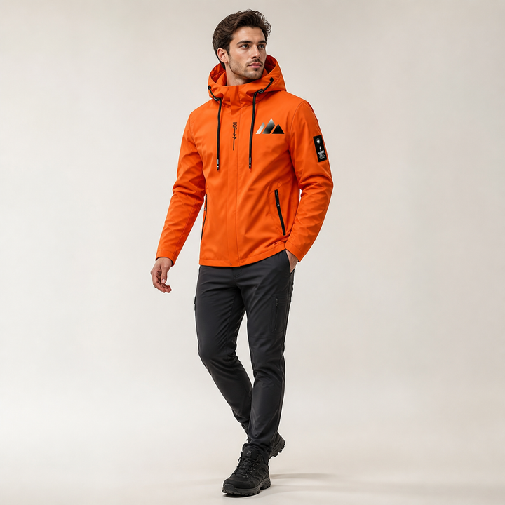 Heren outdoor jas met capuchon op, waterdicht en weerbestendig. Ideaal voor wandelen en reizen, zeer comfortabel.