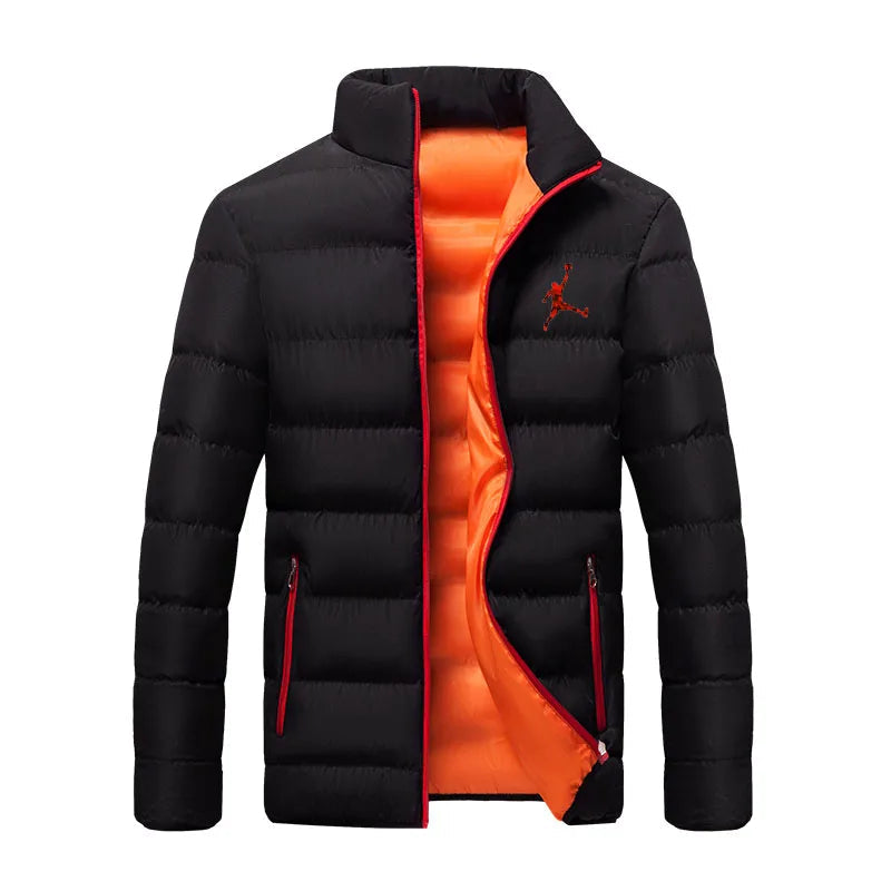 Man draagt modern heren pufferjack. Warme en casual winterjas, onmisbaar in mannenmode.