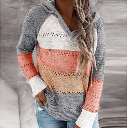 Stijlvolle gestreepte damessweater voor lente- en zomerdagen. Modieuze casual kleding.