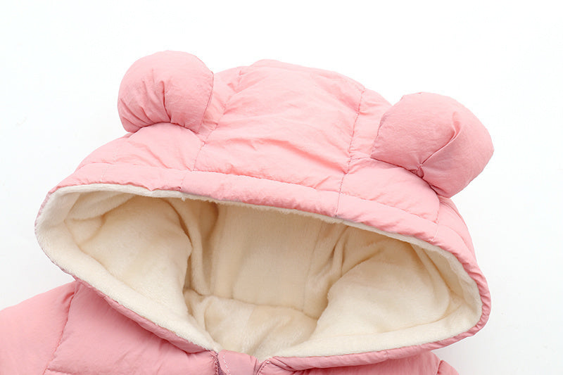 Hoogwaardige baby winterromper van warme stof met oortjes en capuchon.