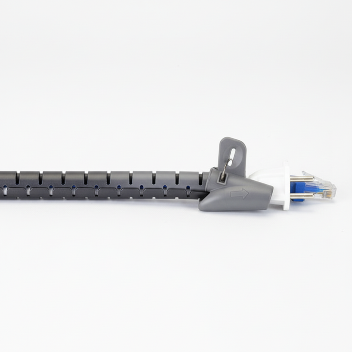 Opgeruimde bureau accessoires: Zwarte kabelorganizer voor een nette werkplek zonder rommelige snoeren.