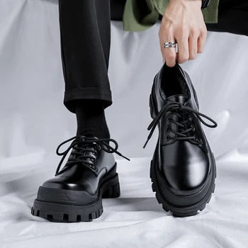 Zwarte heren casual instappers 'Ethan' met dikke comfortabele zool, ideaal voor een stijlvolle vrijetijdslook.