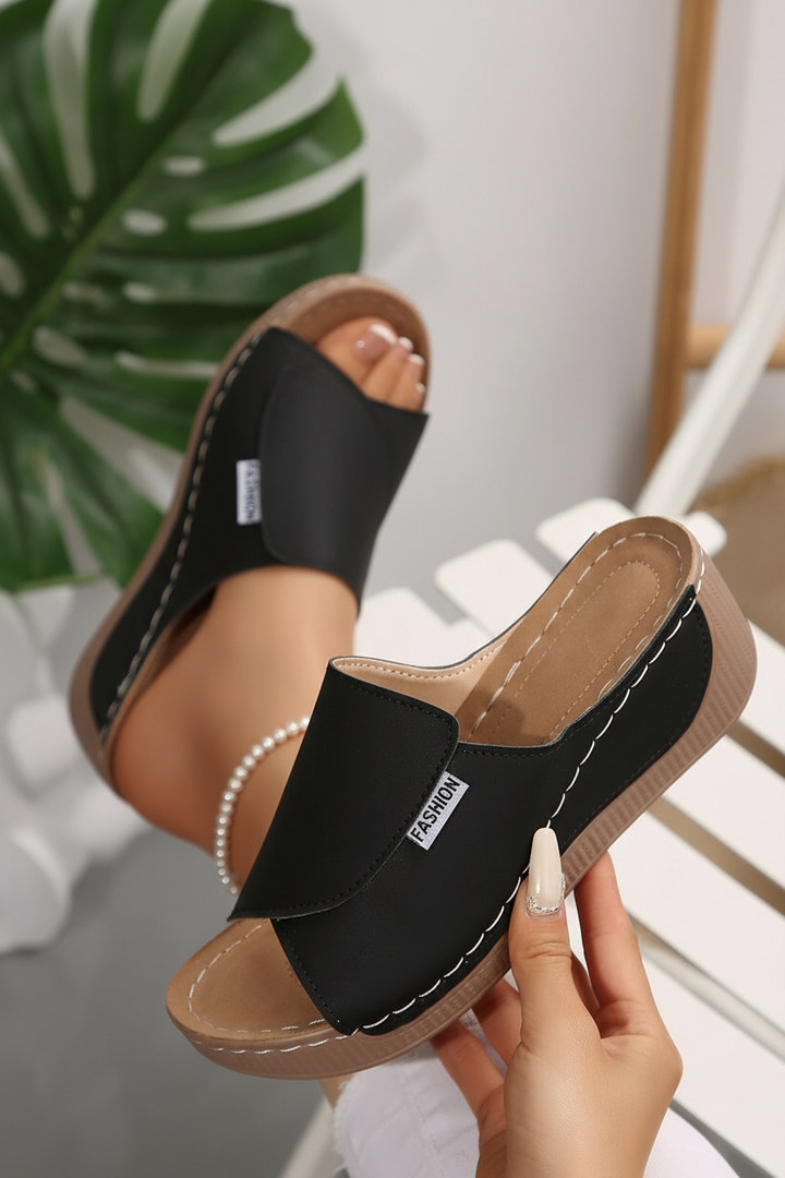 Comfortabele instap dames sandaal Heidi, orthopedische sleehak. Ideaal voor strand of dagelijks gebruik met voetcomfort.