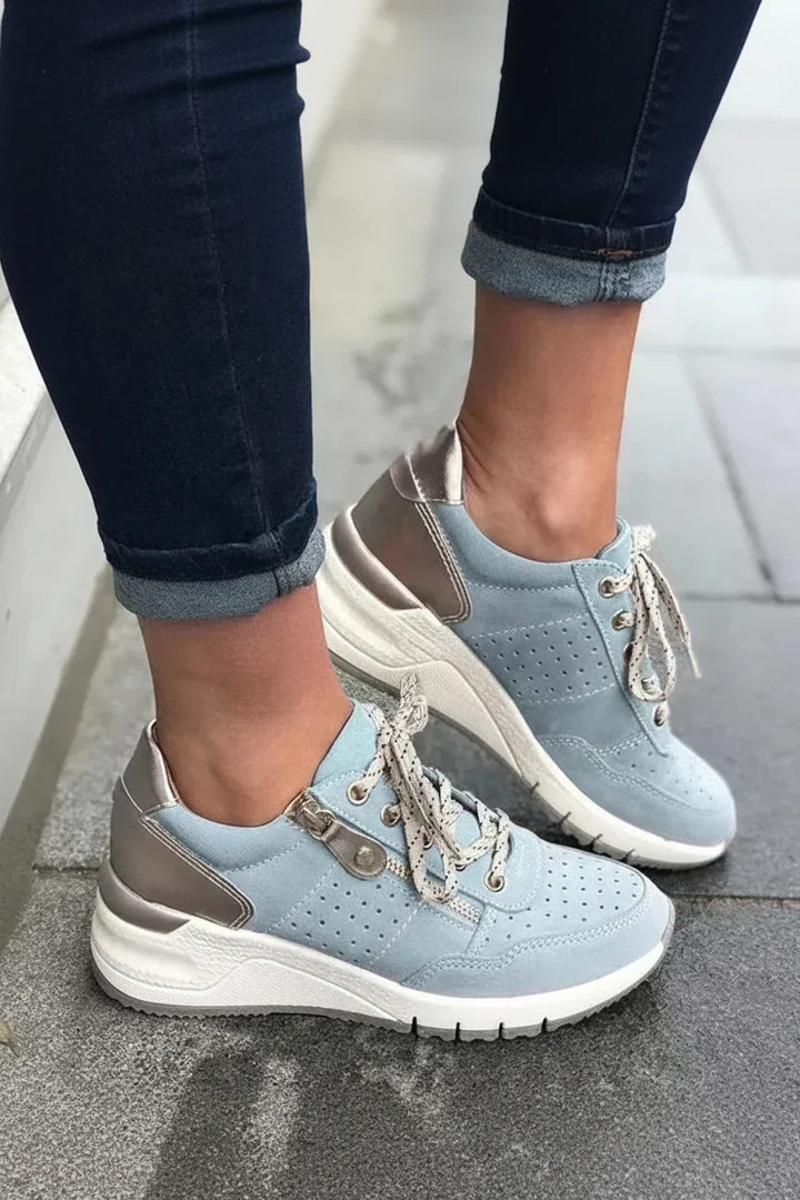 Stijlvolle Jasmine dames sneakers met zijrits en orthopedische demping, perfect voor dagelijks gebruik.
