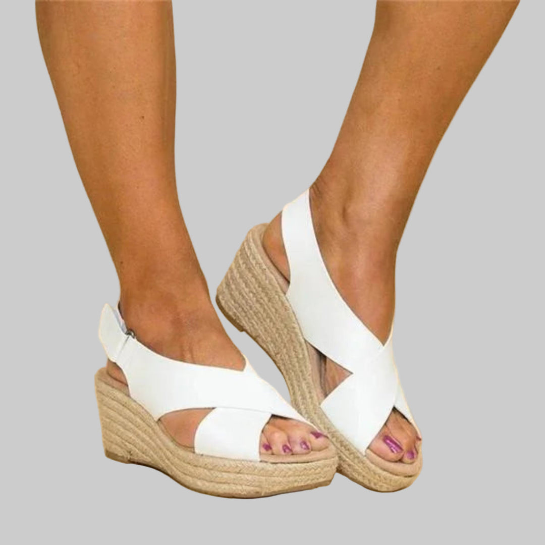 Zomerse dames espadrille sandalen met beige sleehak, ideaal voor strandmode en een comfortabele, stijlvolle look.