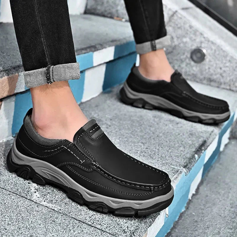 Zwarte orthopedische instappers Lucas: snel comfort en stijlvolle look, ideaal voor dagelijks gebruik.