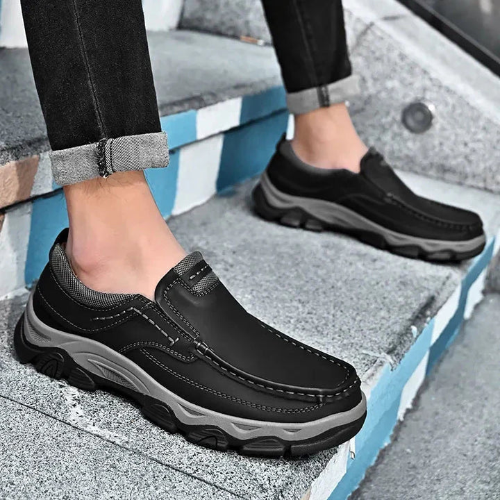 Zwarte orthopedische instappers Lucas: snel comfort en stijlvolle look, ideaal voor dagelijks gebruik.