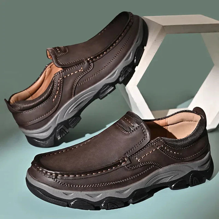 Stijlvolle bruine orthopedische Lucas herenschoenen, perfect voor casual en nette gelegenheden, met antislip.