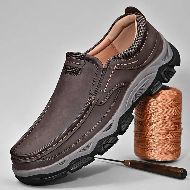 Zwarte orthopedische Lucas veterschoenen: antislip zool en stijlvol vegan leer voor dagelijks comfort.