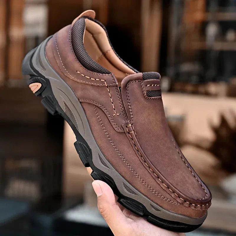 Detail van antislipzool op comfortabele orthopedische Lucas herenschoenen, bruin vegan leer.