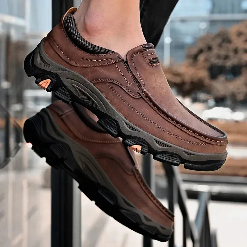 Man loopt comfortabel in stijlvolle zwarte Lucas orthopedische herenschoenen, met antislipzool.
