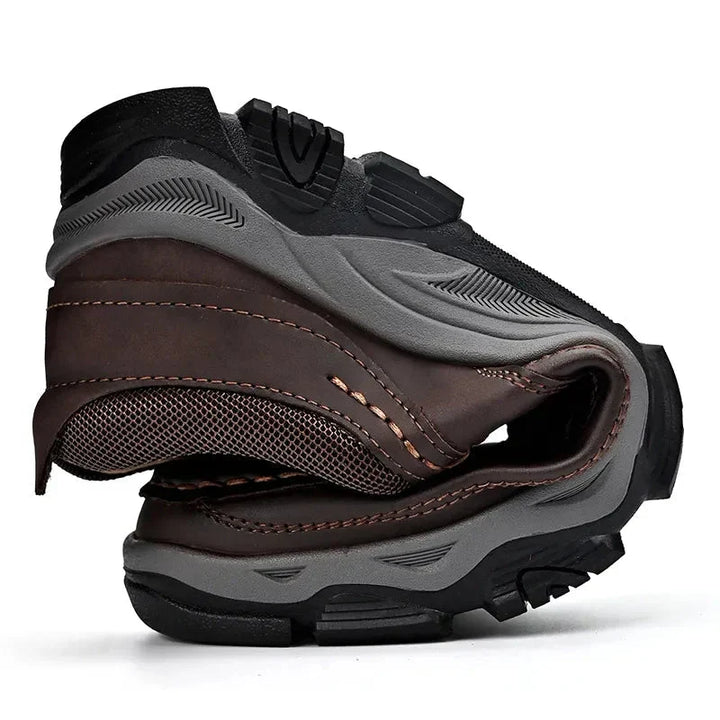 Textuur van het duurzame vegan leer van de bruine orthopedische Lucas veterschoenen voor heren.