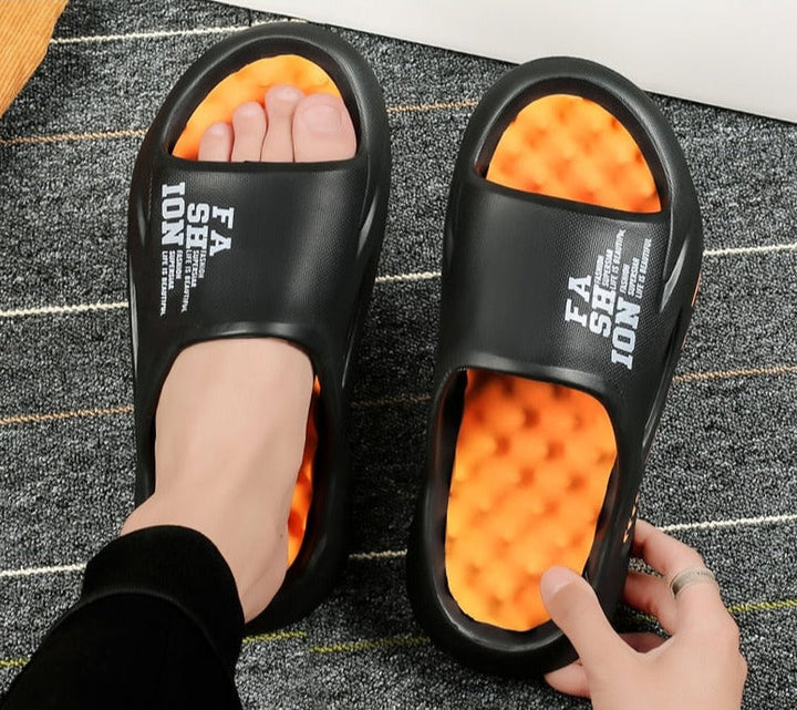 Voeten dragen comfortabele unisex orthopedische slippers; perfect voor voetpijn en ontspanning.