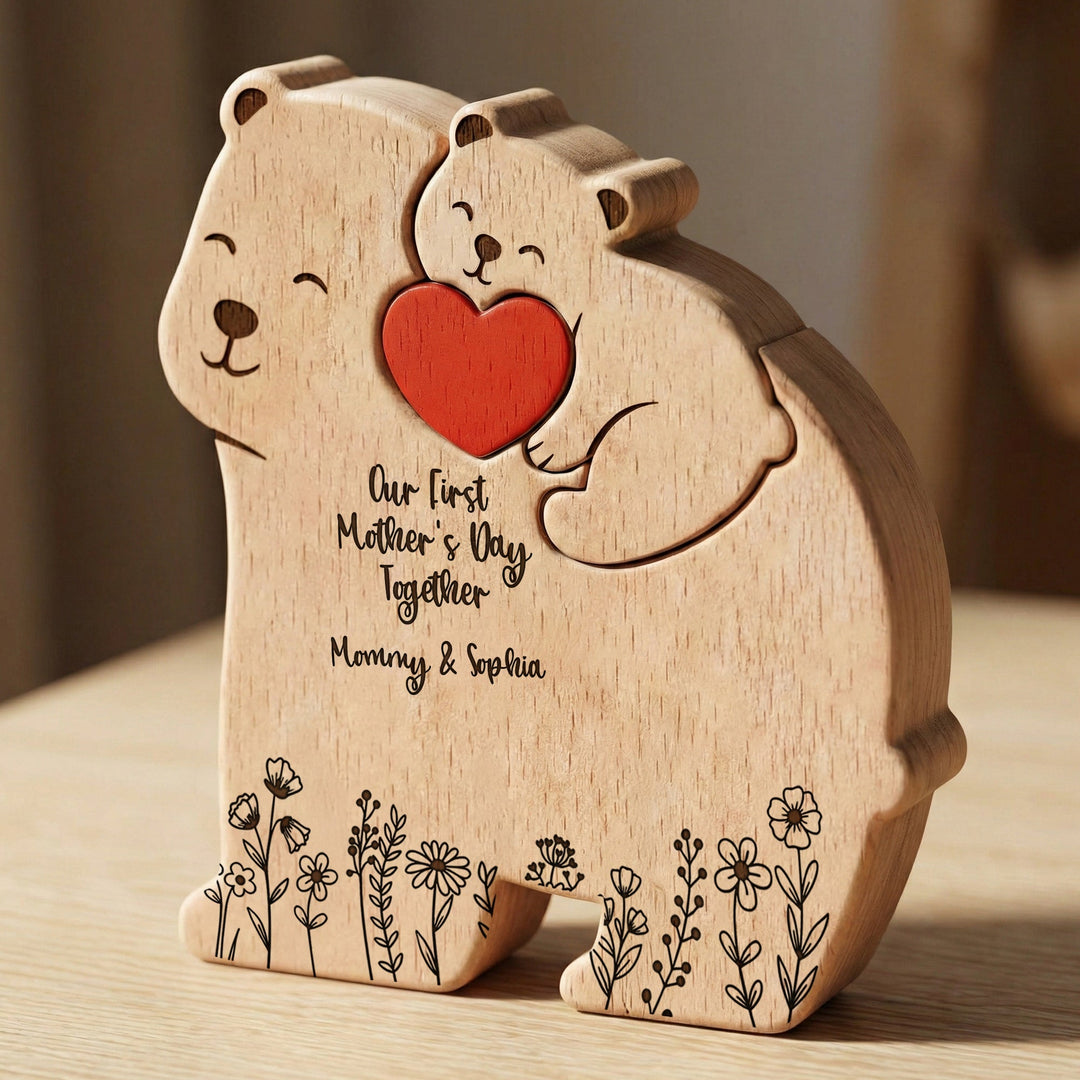 Close-up van gegraveerde namen op gepersonaliseerde houten familie puzzel, unieke herinnering.