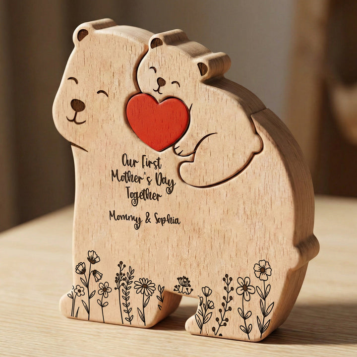 Close-up van gegraveerde namen op gepersonaliseerde houten familie puzzel, unieke herinnering.