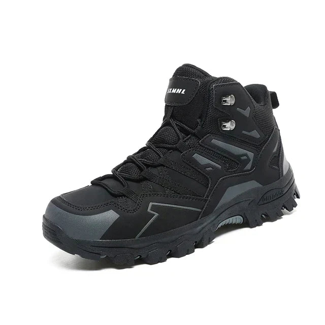 Close-up van de ultieme gripzool op dames waterdichte trekkingschoenen.