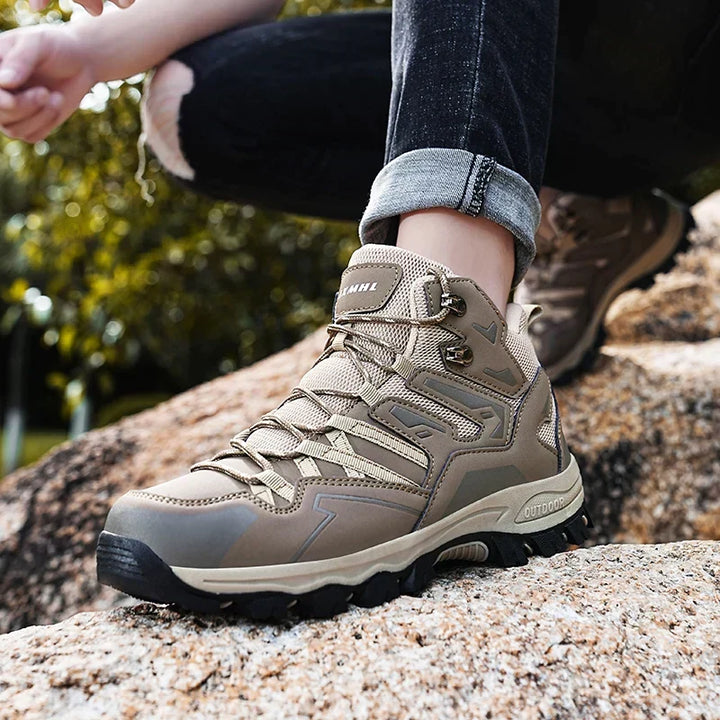 Duurzame damesschoenen: waterdichte trekkingsneakers voor ruig terrein.