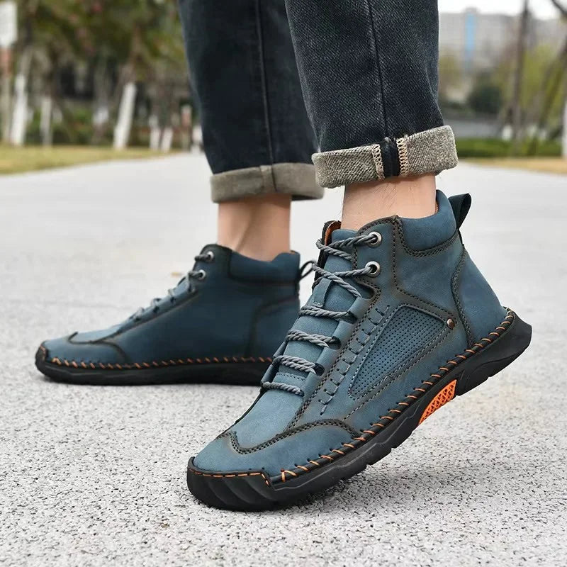 Oranje heren wandelschoen Angus: opvallende kleur, stevige grip en comfort voor outdooractiviteiten.