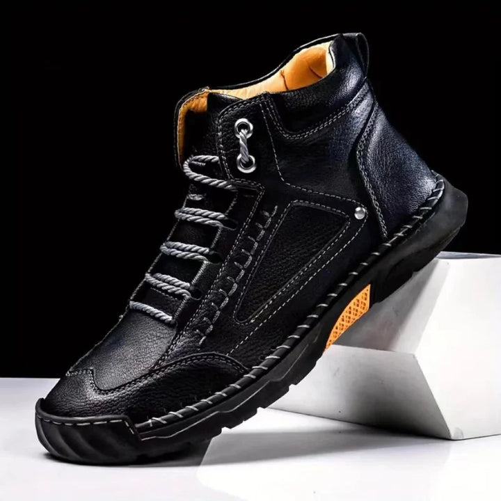 Detail van de vetersluiting op heren wandelschoen Filip, zorgt voor een aanpasbare en stevige pasvorm.