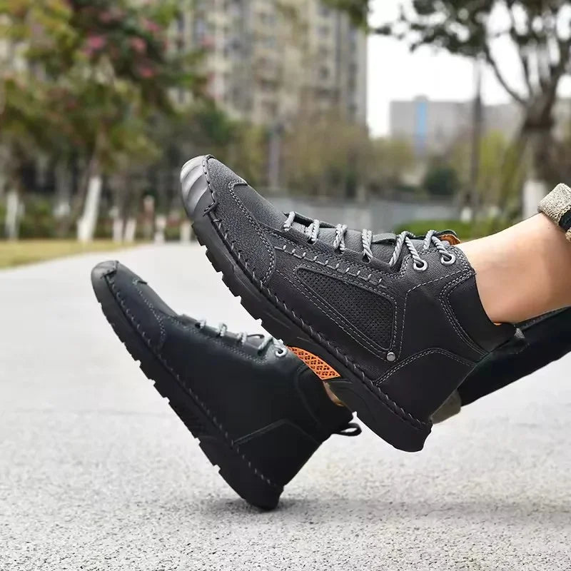 Grijze heren vrijetijdsschoen Angus, combineert comfort met casual stijl, perfect voor de actieve man.
