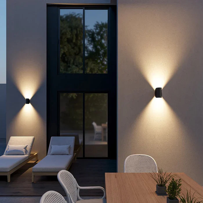 Energiezuinige TwistGlow LED wandlamp, verstelbaar licht, modern design voor elke ruimte.