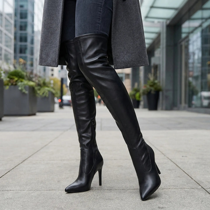 Elegante zwarte dames overknee laarzen 'Sandra' met spitse neus en dunne stilettohak, perfect voor avondmode.