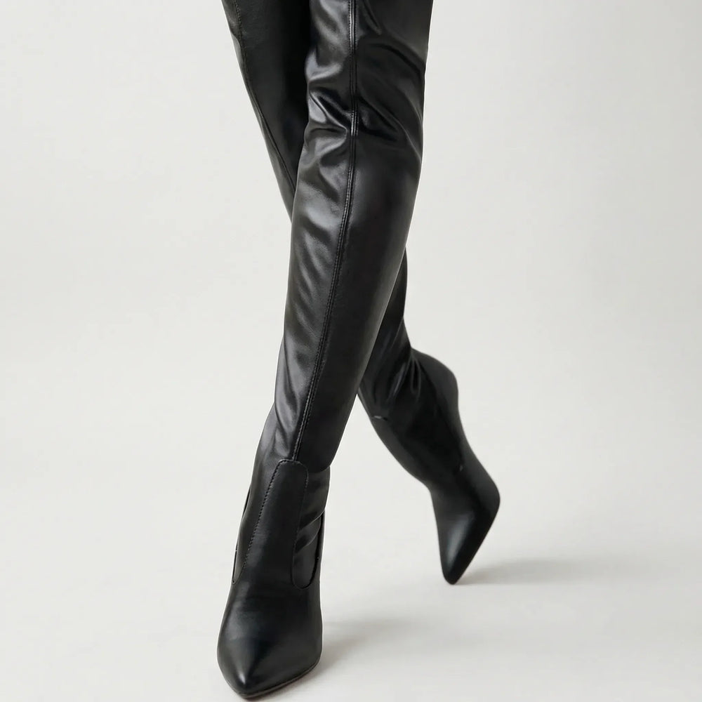 Modieuze zwarte overknee laarzen voor dames met spitse neus, stilettohak en handige zijrits.