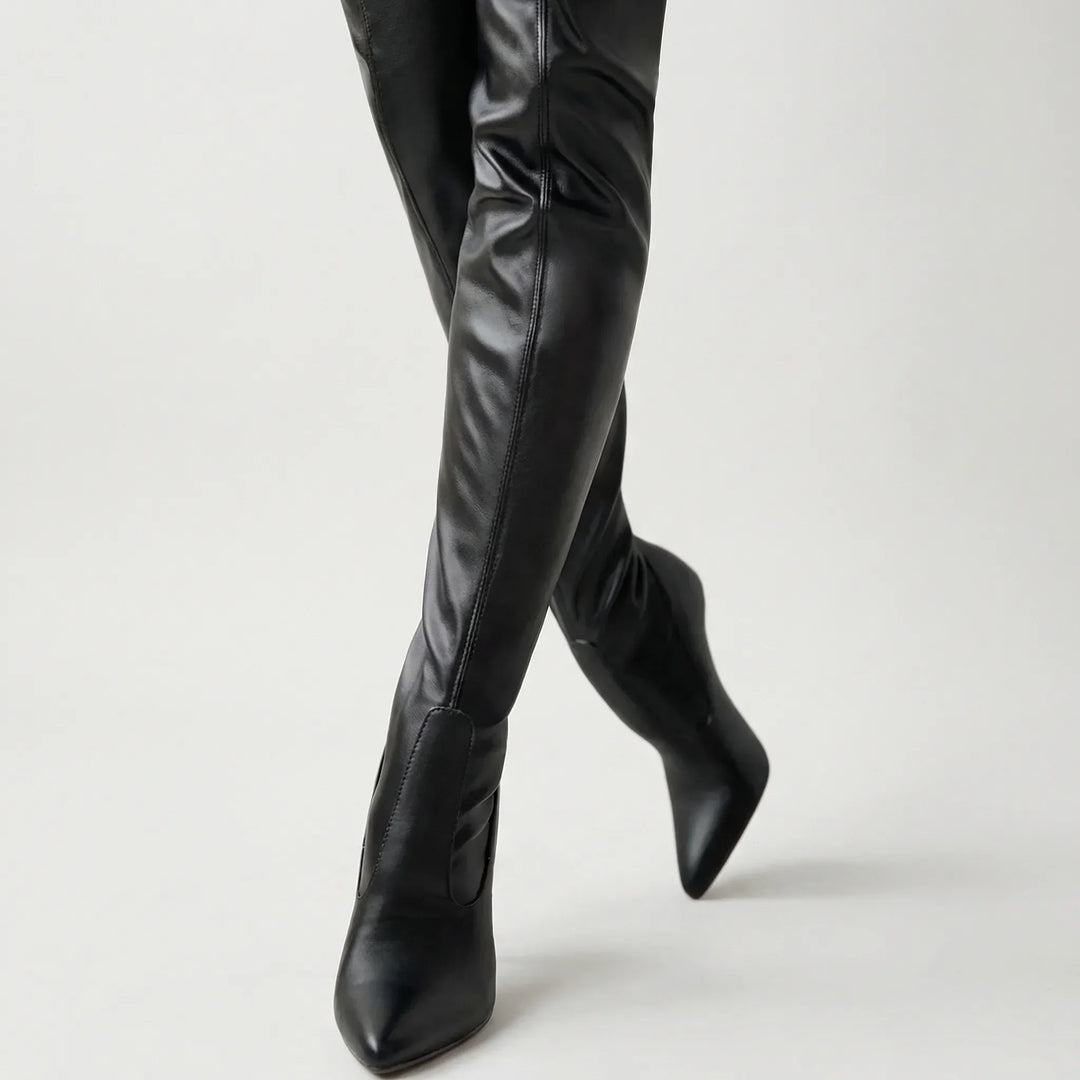 Modieuze zwarte overknee laarzen voor dames met spitse neus, stilettohak en handige zijrits.