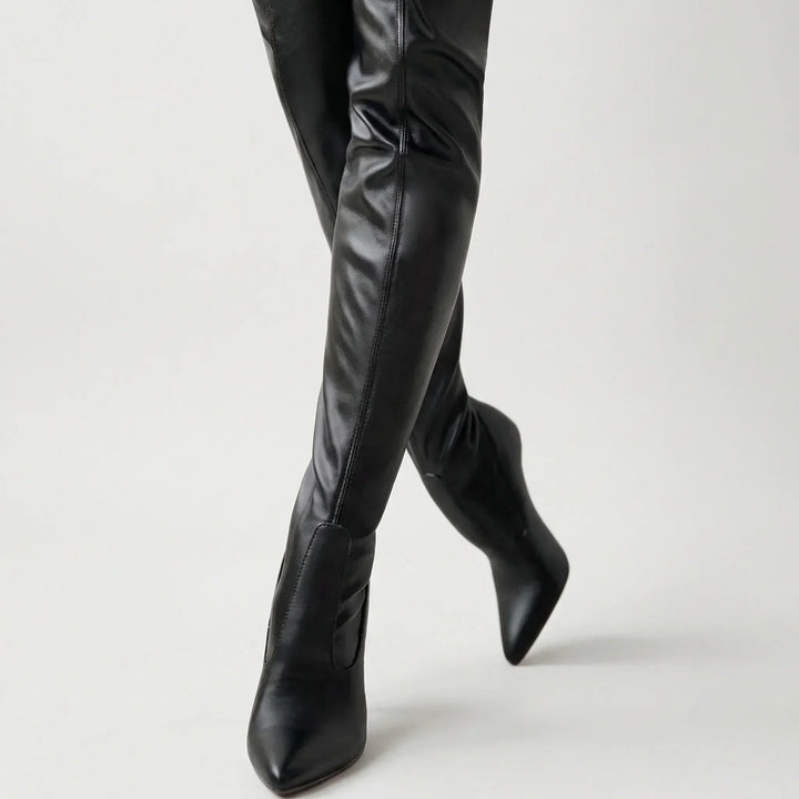Modieuze zwarte overknee laarzen voor dames met spitse neus, stilettohak en handige zijrits.