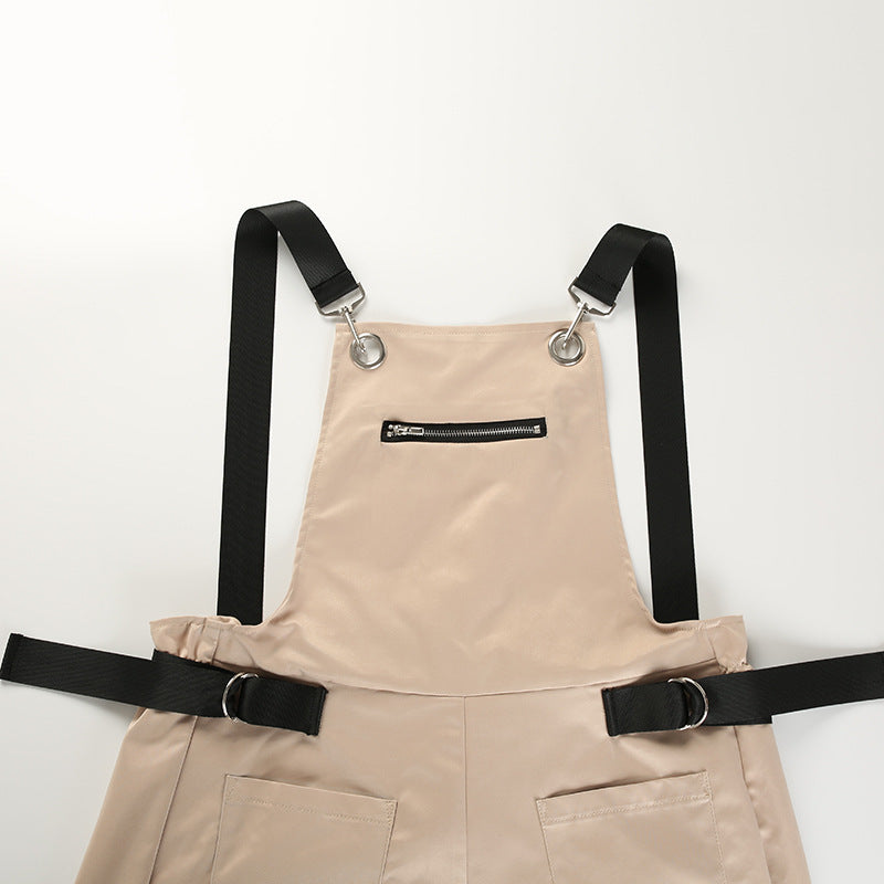 Volledige weergave van de beige dames cargo overall Marit, stijlvolle jumpsuit.