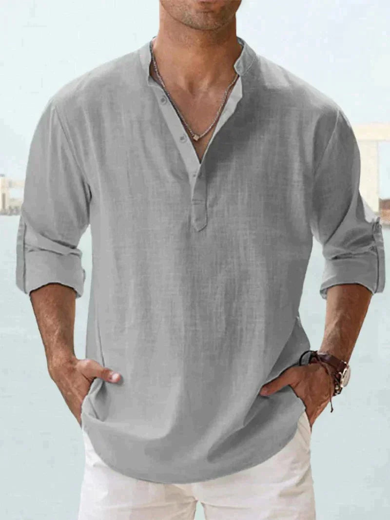 Man draagt comfortabel heren overhemd met lange mouwen. Frisse pasvorm, ideaal voor zomer/lente casual look.