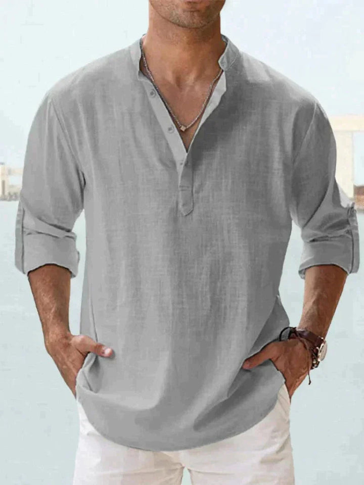 Man draagt comfortabel heren overhemd met lange mouwen. Frisse pasvorm, ideaal voor zomer/lente casual look.