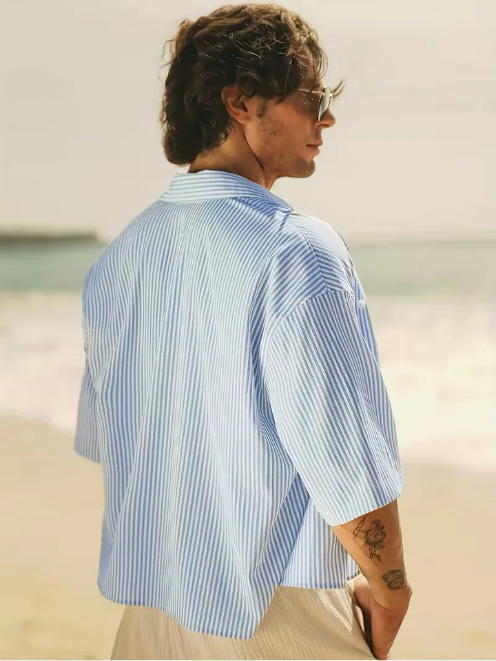 Relaxed herenoverhemd korte mouw, lichtblauw gestreept, een must-have voor zomerse casual outfits.