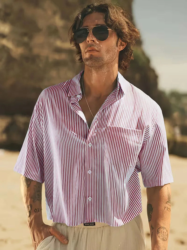 Elegant gestreept herenoverhemd met korte mouwen, lichtblauw, perfect voor casual zomerse gelegenheden.