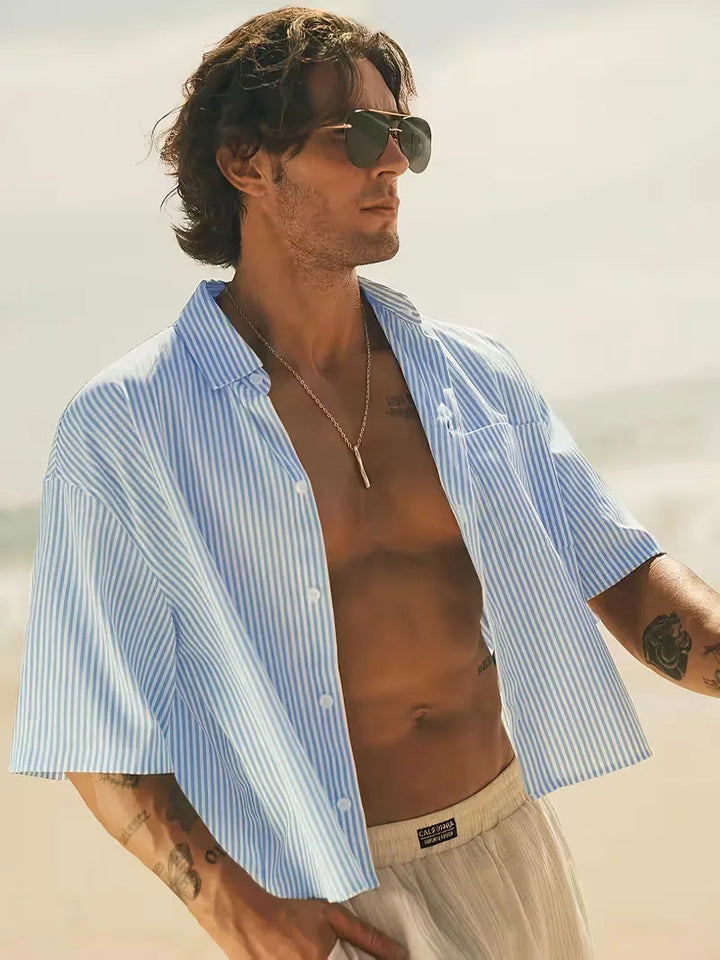 Lichtblauw gestreept herenoverhemd korte mouw, relaxed fit voor een zomerse, casual look.