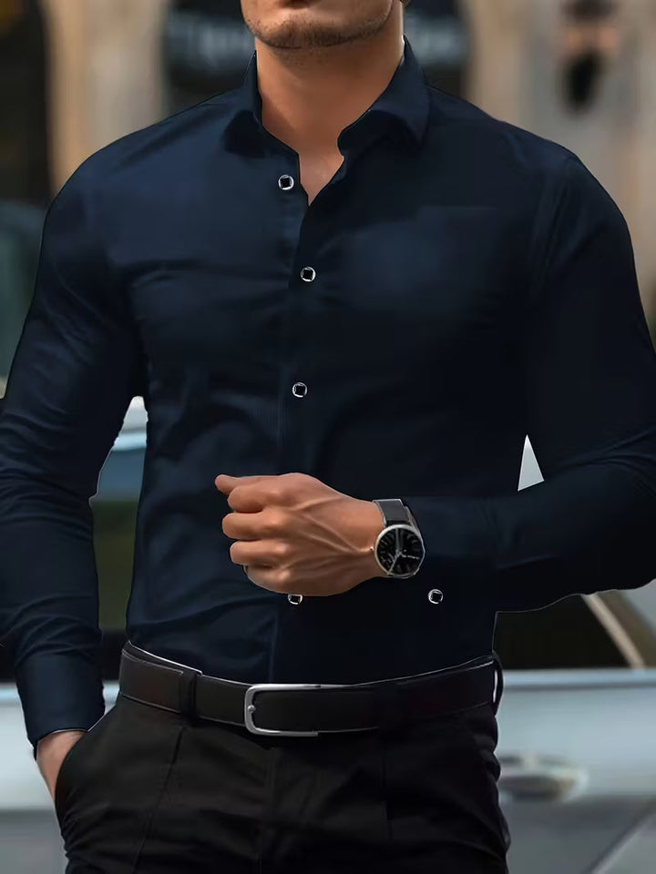 Stijlvol heren overhemd, slim fit, met geometrisch patroon netjes opgehangen voor de verkoop.