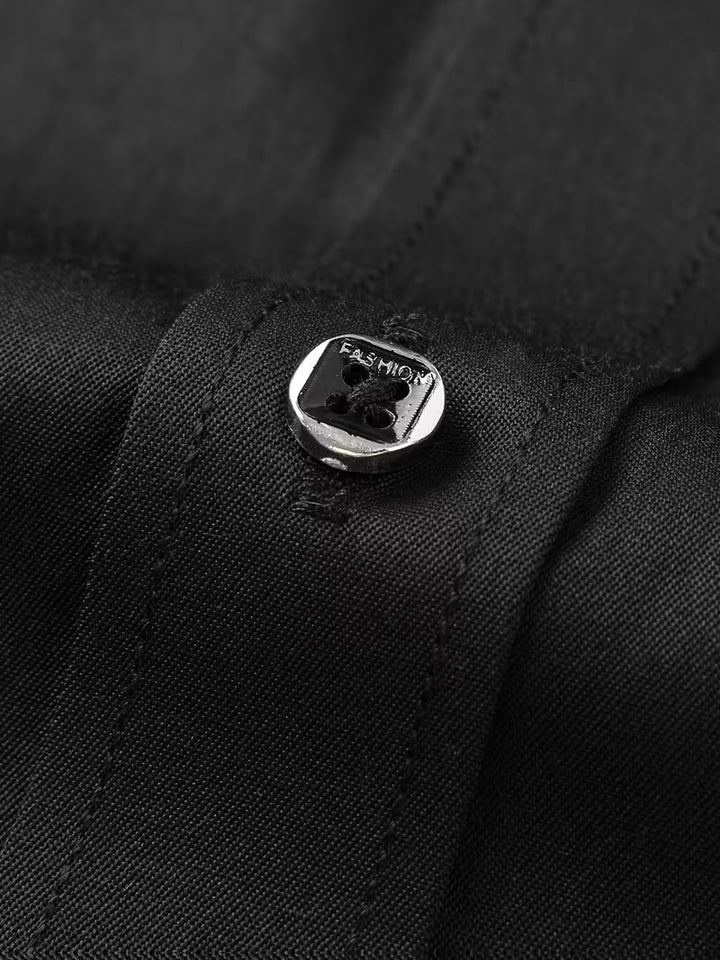 Man draagt slim fit heren overhemd met geometrisch patroon voor een moderne smart casual look.